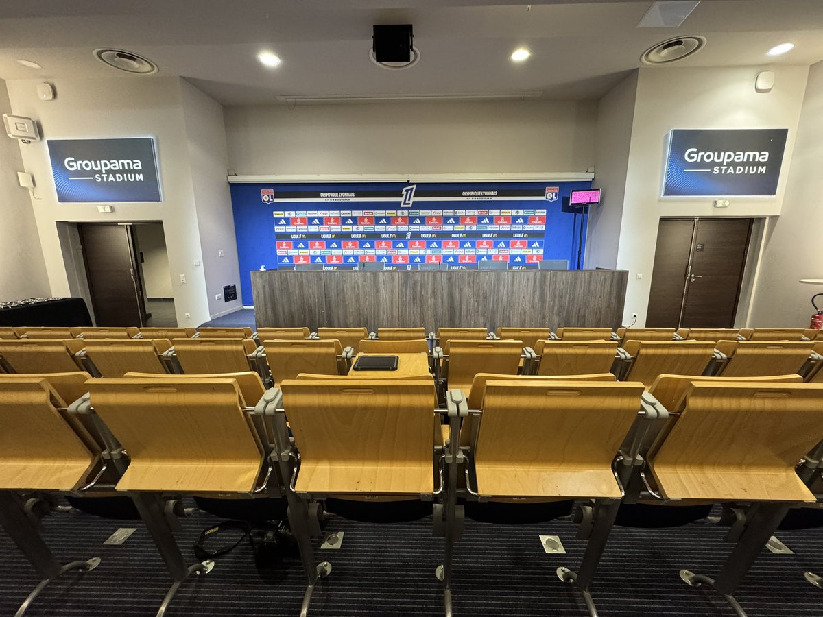 RadioScoopInfos's tweet photo. 👋 Bonjour à tous !

Radio SCOOP est présente à la conférence de presse de Michele Kang et Michael Gerlinger suite au maintien de l’OL en Ligue 1. Elle commencera à 19h.

⬇️ Suivez les déclarations principales des dirigeants du club en déroulant ce thread. ⬇️

#OL #DNCG #Ligue1 https://t.co/9lHFJ7JajR