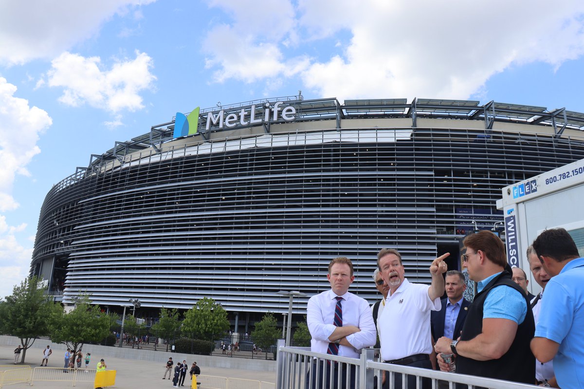 FTA_DOT's tweet image. Yesterday, FTA Senior Advisor Marc Molinaro and @AndrewHGiuliani, Executive Director of the White House Task Force for the FIFA World Cup 2026, joined @NJTRANSIT CEO Kris Kolluri for a tour of the agency’s facilities, including the NJ Statewide Traffic Management Center. These…