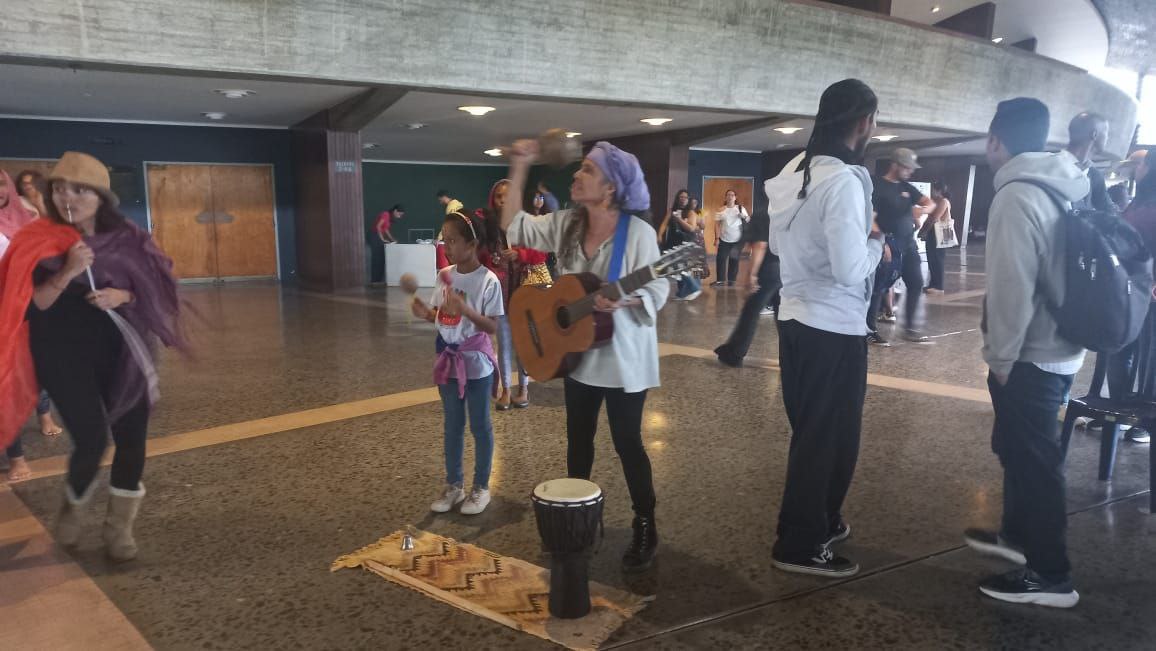 #09Jul | Con la coreografía especial "Campanas angelicales", realizada por el taller de danza Piso Rojo UCV, se dio inicio a las presentaciones de <a href="/DirCulturaUCV/">Dirección de Cultura #UCV</a> en la Expo-Fest Ucevista 2025, que se desarrolla en los espacios de la Plaza Cubierta de la UCV.