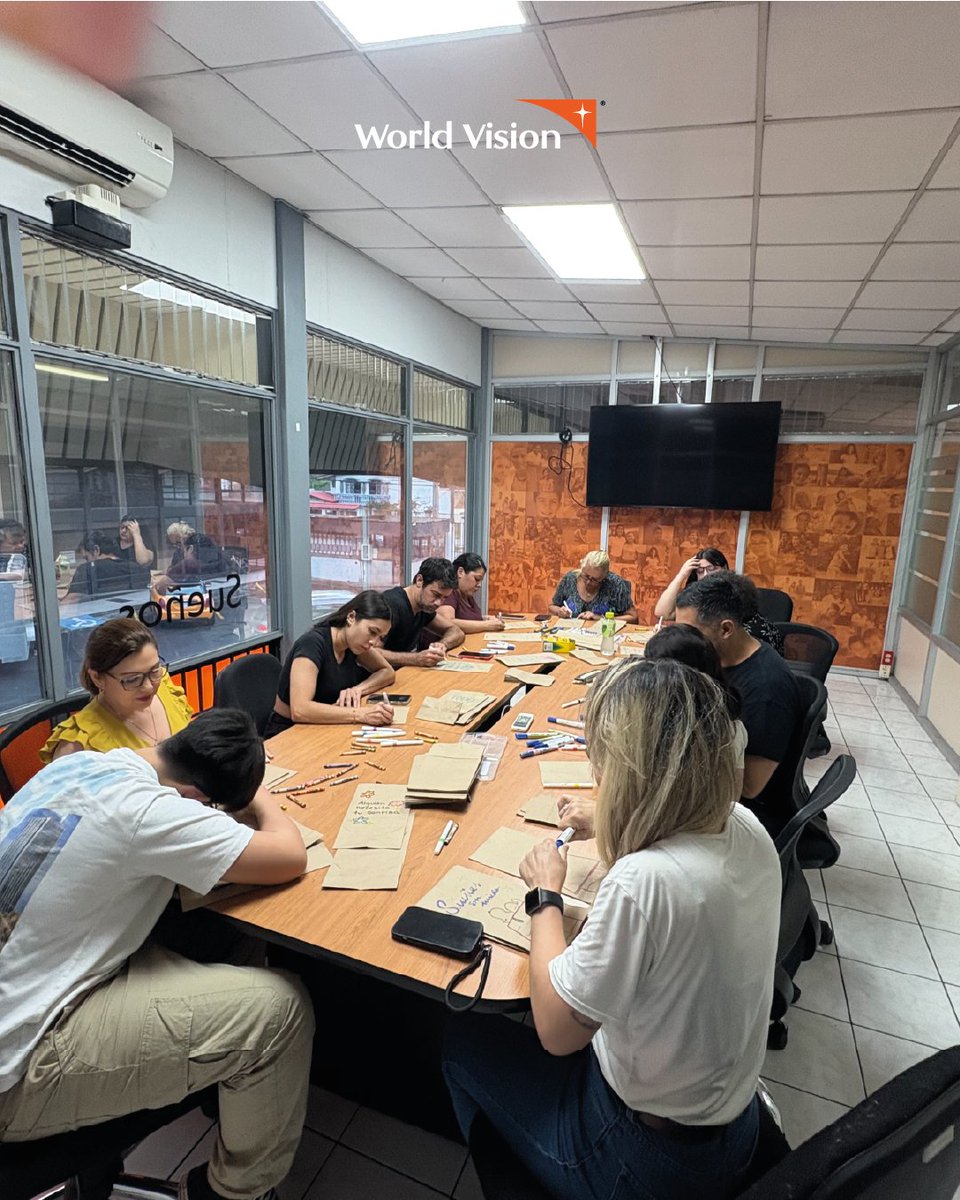 ¡Gracias por impulsar sueños! 
El sábado pasado, junto a un increíble grupo de personas voluntarias, preparamos bolsas con meriendas y mensajes positivos para los niños, niñas y adolescentes que forman parte de nuestra Casa Club Viajera. 
#WorldVisionCR