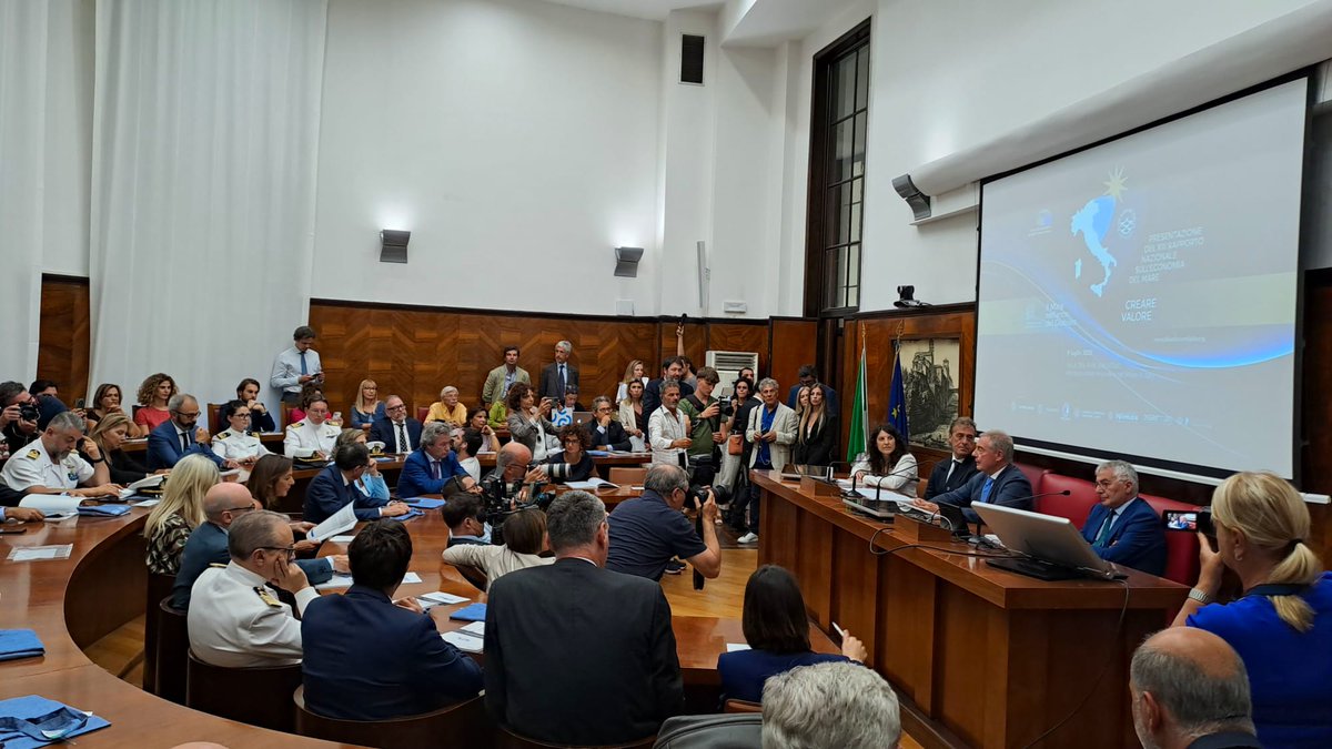 mimit_gov's tweet photo. Il ministro @adolfo_urso è intervenuto al 4° Summit Nazionale sull’Economia del Mare #BlueForum 2025, nel corso del quale è stato presentato il XIII Rapporto Nazionale #EconomiadelMare, a cura di #OsserMare, @IstTagliacarne e @Unioncamere. https://t.co/uzzDK0eiqa