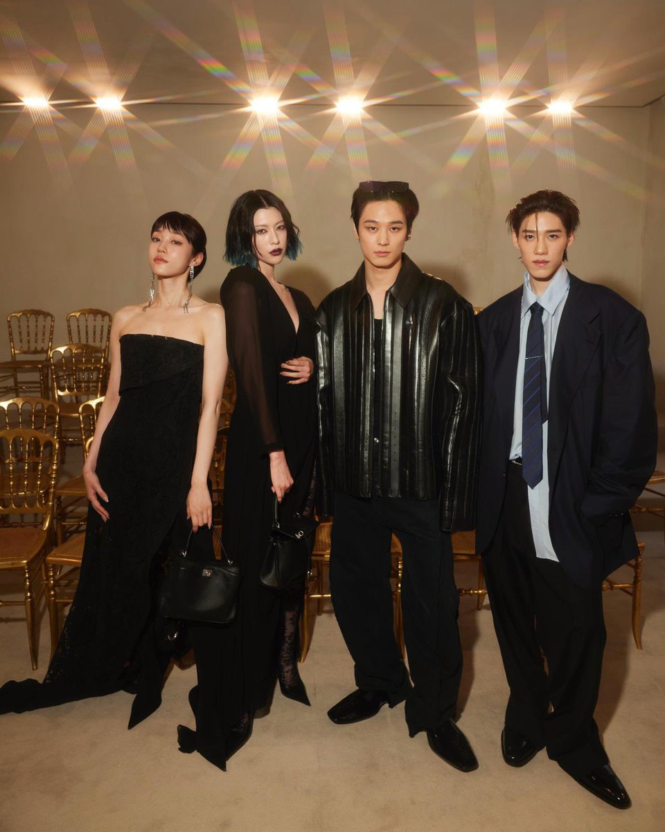ELLEThailand's tweet photo. โมเมนต์ดีต่อใจ! พีพี กฤษฏ์ @PPKrit_Ent โกลบอลแอมบาสซาเดอร์ของ Balenciaga กระทบไหล่เหล่าแขกวีไอพี Juyeon, Roh Yoon Seo, Ayaka Miyoshi รวมถึงภาพน่าประทับใจกับ Demna ในโชว์ Balenciaga 54th Couture 

#ELLEThailand
#Balenciaga54thCouturexPPKRIT #BalenciagaxPPKrit #Balenciaga #ppkritt https://t.co/HPwHqJ24DY
