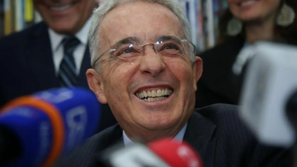 nacional_memes's tweet photo. Da like si crees que Uribe es inocente 

Da RT si crees que Uribe es culpable https://t.co/FBgmYXYVYq
