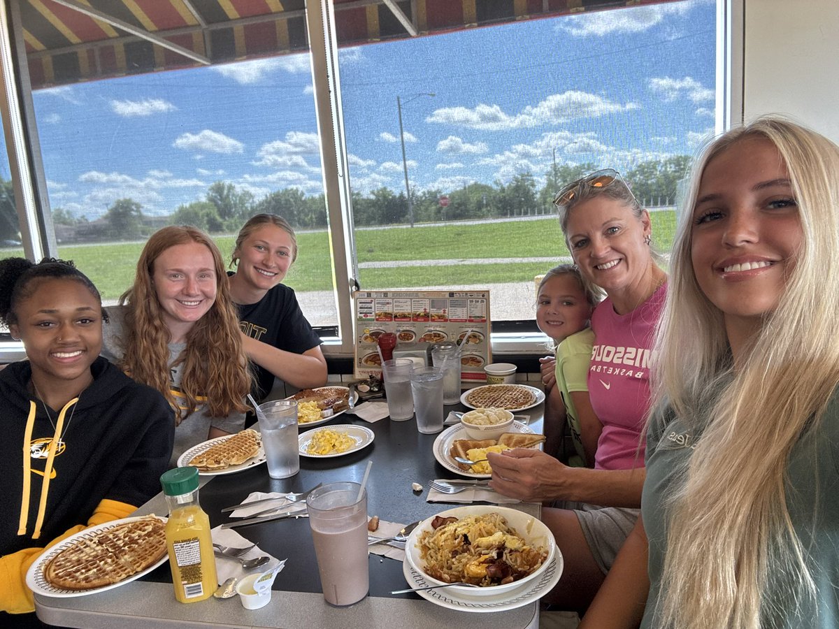 Took this crew to our family favorite spot. 😆
