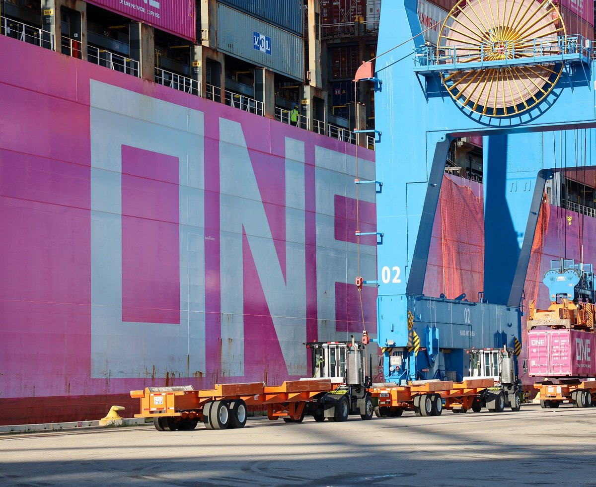 JAXPORT's tweet image. Faster transit times from Asia to #Jacksonville 🌏
JAXPORT is now the first U.S. Southeast port of call in a major container shipping service, reducing transit times from Thailand, Vietnam, Singapore, and Sri Lanka to Jacksonville by up to five days. 🛳
This week, the first…