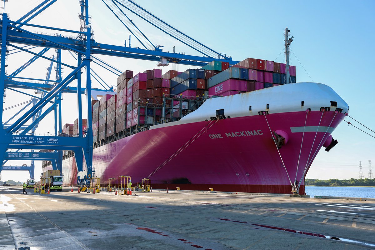 JAXPORT's tweet image. Faster transit times from Asia to #Jacksonville 🌏
JAXPORT is now the first U.S. Southeast port of call in a major container shipping service, reducing transit times from Thailand, Vietnam, Singapore, and Sri Lanka to Jacksonville by up to five days. 🛳
This week, the first…