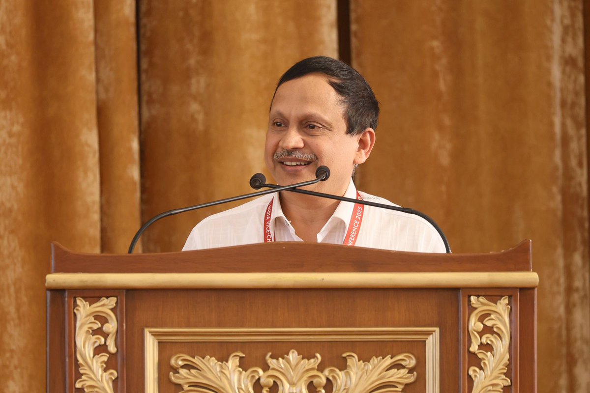 SSSUHE_KLBG's tweet photo. A powerful close to two days of Inspiration, Introspection & Intention!
The valedictory session of 2nd All India Vice- Chancellors Conference was a celebration of vision, values, and a vow to transform education.
#SSSUHE #AIVCC #Vicechancelorconference2025
#Valedictoryfunction https://t.co/jYy93oIL4R