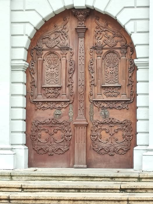 Imagine what lies beyond this fantastic door.
We need more architecture like this. It lifts your spirits and makes them soar.
Bratislava, Slovakia
