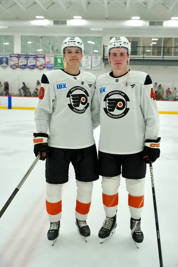 ArmadaBLB's tweet image. Deux dernières photo des camps de développement de la @LNH_FR! 📸
Nos deux défenseurs Alexandre Carbonneau et Spencer Gill ont passé la semaine dernière chez les @NHLFlyers! 🟠
#LeFuturEstMaintenant⚡️
