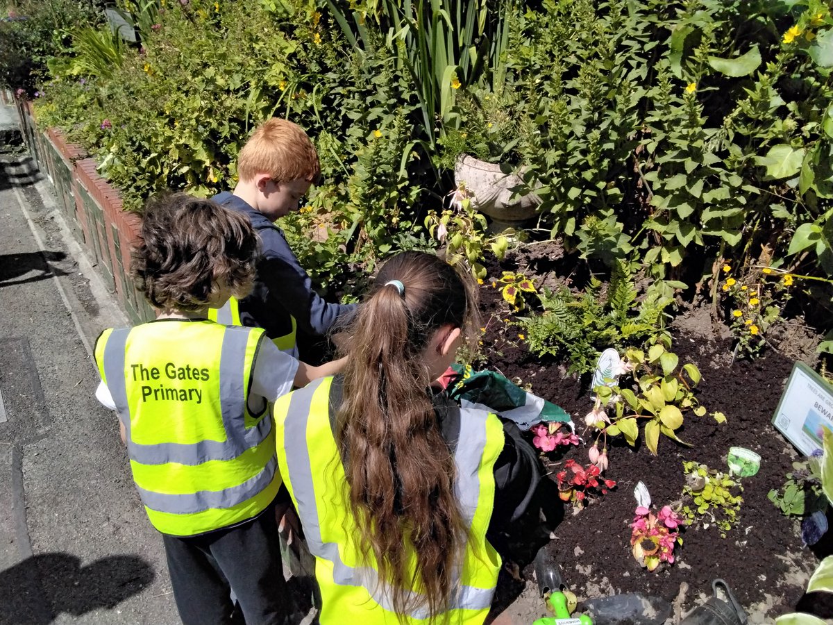 EcoGates's tweet image. A few more of us at work on the train station, as part of a collaborative project between #FriendsofWesthoughtonTrainStation and us! Many thanks to Patrick, Stephen and @Darbysgarden for their kind support!