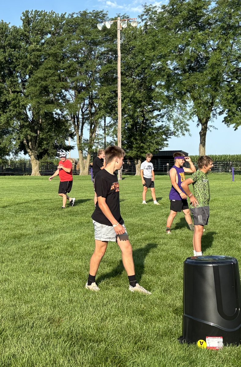 HamptonHawksFB's tweet image. A huge thank you to Coach Greg Hansen, the head coach at David City, for coming down to Hampton today and working with our players and staff.