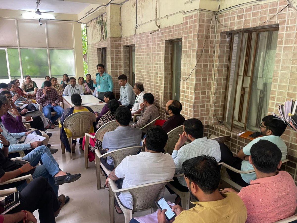 DaskroiTdo's tweet photo. આજરોજ દસ્ક્રોઇ તાલુકા પંચાયત ખાતે તમામ સ્ટાફને અને તલાટીશ્રી ને 108 EMRI ના નિષ્ણાંત દ્વારા તાત્કાલિક પ્રથમ સહાય અને જીવ બચાવનાર પદ્ધતિ CPR સાથે 108 ની ઇમરજન્સી સર્વિસ બાબતે માહિતગાર કરવા તાલીમ અપાઇ.
@GujHFWDept https://t.co/cYNTsJmNk9