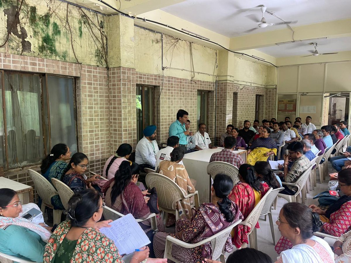 DaskroiTdo's tweet photo. આજરોજ દસ્ક્રોઇ તાલુકા પંચાયત ખાતે તમામ સ્ટાફને અને તલાટીશ્રી ને 108 EMRI ના નિષ્ણાંત દ્વારા તાત્કાલિક પ્રથમ સહાય અને જીવ બચાવનાર પદ્ધતિ CPR સાથે 108 ની ઇમરજન્સી સર્વિસ બાબતે માહિતગાર કરવા તાલીમ અપાઇ.
@GujHFWDept https://t.co/cYNTsJmNk9