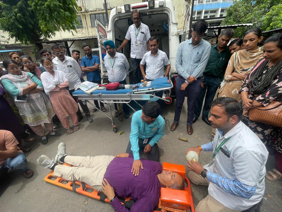 DaskroiTdo's tweet photo. આજરોજ દસ્ક્રોઇ તાલુકા પંચાયત ખાતે તમામ સ્ટાફને અને તલાટીશ્રી ને 108 EMRI ના નિષ્ણાંત દ્વારા તાત્કાલિક પ્રથમ સહાય અને જીવ બચાવનાર પદ્ધતિ CPR સાથે 108 ની ઇમરજન્સી સર્વિસ બાબતે માહિતગાર કરવા તાલીમ અપાઇ.
@GujHFWDept https://t.co/cYNTsJmNk9