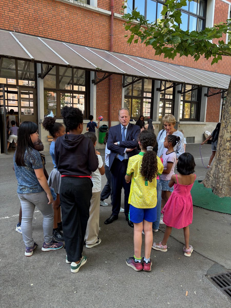 Mairie du 15 (@mairie15) on Twitter photo À l’occasion de visites dans les centres de loisirs des écoles Cherbourg et Morillons, <a href="/Philippe_Goujon/">Philippe Goujon</a>, Maire de #Paris15, a pu discuter avec les équipes motivées et rencontrer enfants et parents À l’occasion de visites dans les centres de loisirs des écoles Cherbourg et Morillons, <a href="/Philippe_Goujon/">Philippe Goujon</a>, Maire de #Paris15, a pu discuter avec les équipes motivées et rencontrer enfants et parents
