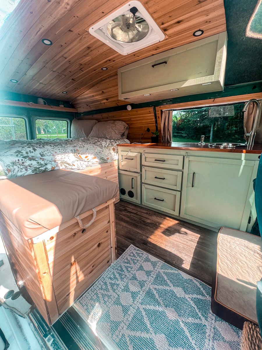 daiziesz's tweet photo. Life update:
Spent some time in Saudi Arabia, traveling a lot, working my biologist job, just hit 6 months sober, and finished building out my camper van. 🌞 living in such gratitude, life hasn’t been perfect but my nervous system is finally regulated 🤗 Hope you all are well! https://t.co/j4bd11jegZ