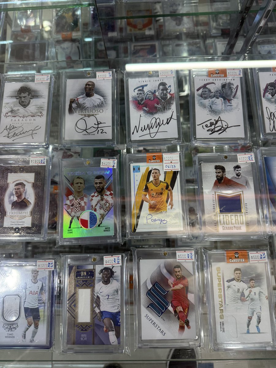 itsgeoffwilson's tweet image. Sports cards in Bangkok, Thailand! 🇹🇭
I was so excited to check out Cardster during my trip here. The selection was great (especially for soccer fans!) and the team was super nice. The founder Apisan was awesome and even brought his incredible personal collection to show me. I…