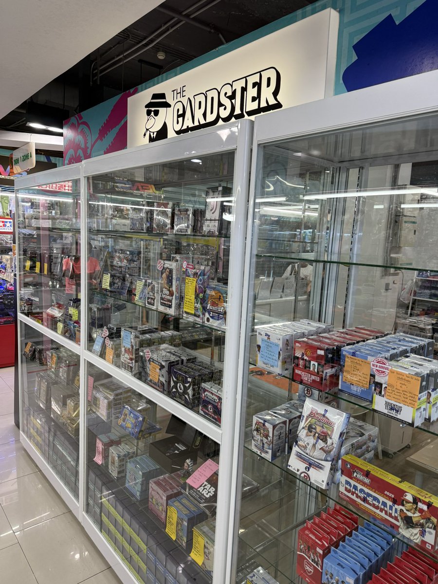 itsgeoffwilson's tweet image. Sports cards in Bangkok, Thailand! 🇹🇭
I was so excited to check out Cardster during my trip here. The selection was great (especially for soccer fans!) and the team was super nice. The founder Apisan was awesome and even brought his incredible personal collection to show me. I…