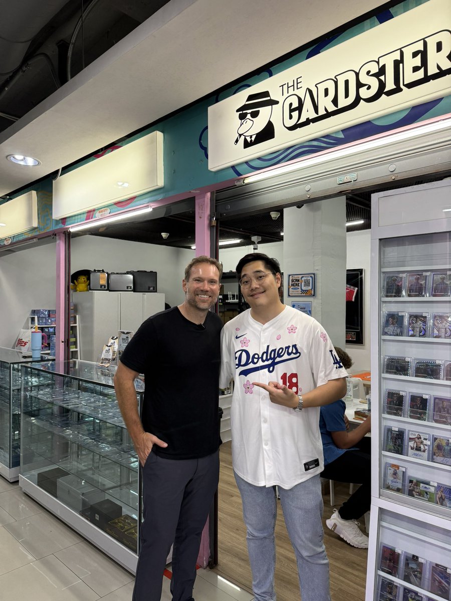 itsgeoffwilson's tweet image. Sports cards in Bangkok, Thailand! 🇹🇭
I was so excited to check out Cardster during my trip here. The selection was great (especially for soccer fans!) and the team was super nice. The founder Apisan was awesome and even brought his incredible personal collection to show me. I…