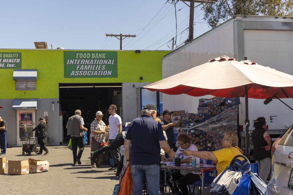 LAFoodBank's tweet image. The International Families Association has distributed food to 600–700 families weekly in Glendale for over 25 years—helping neighbors like Maricela through rising costs.
Thanks to our partnership, we’re feeding hope across LA County. Read more:
lafoodbank.org/stories/helpin…