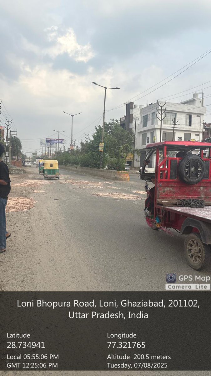 लोनी-भोपुरा-मोहननगर मार्ग पर ऑक्सि होम के समीप जलभराव के कारण क्षतिग्रस्त मार्ग एवं लोनी-भोपुरा-मोहननगर मार्ग पर गड्डों को लेकर स्थानीय जनता की शिकायतों पर संबंधित विभागों को दिए निर्देशों के क्रम में आज मौके पर पहुँचकर मार्ग पर हो रहे इंटरलॉकिंग निर्माण कार्य का निरीक्षण किया