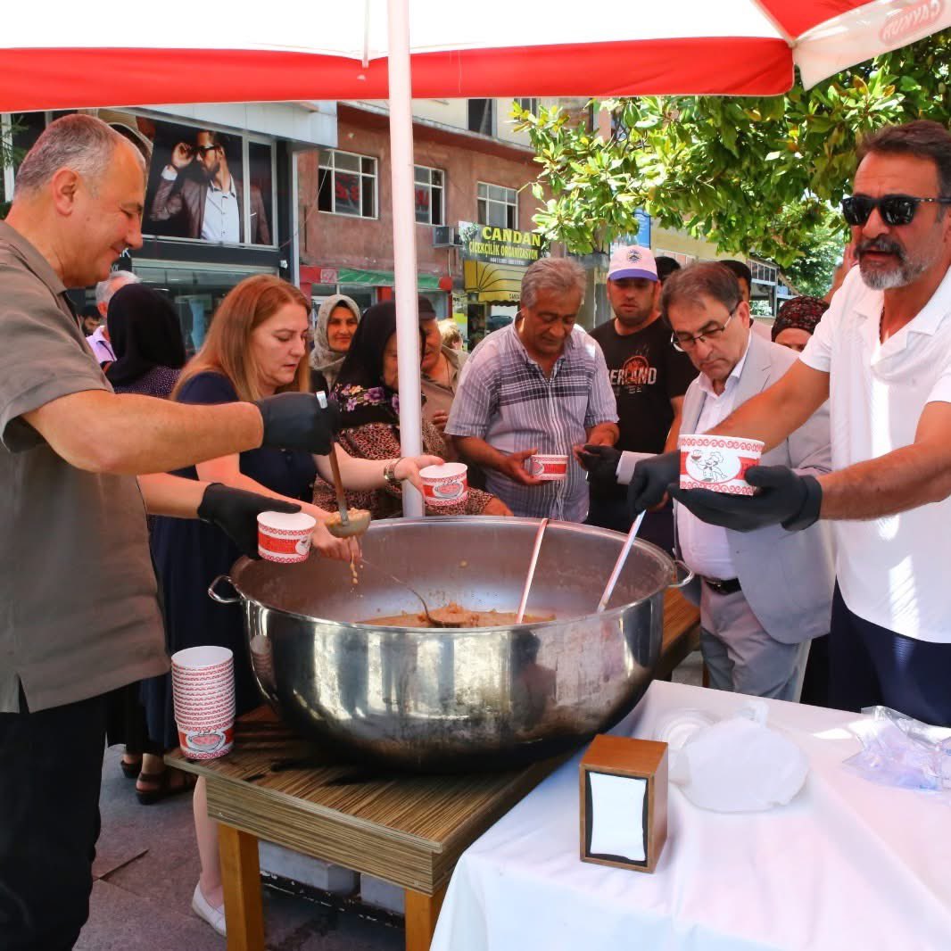İl Başkanımız Saltuk Deniz’in de katılımıyla, Ardeşen Belediyesi tarafından düzenlenen Aşure Günü etkinliğinde, İlçe Başkanımız Faruk Bucan ve Belediye Başkanımız Enver Atagün ile birlikte vatandaşlarımıza aşure ikramında bulunduk.

Kerbela’da katledilen Peygamber Efendimizin