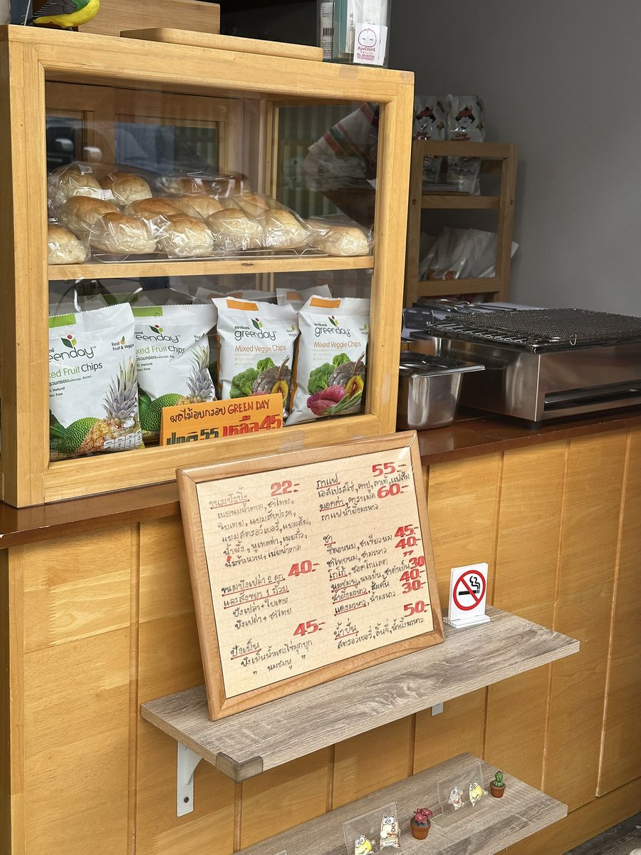 สิ่งนี้อร่อยมาก!!! ปังปิ้งคุณลุงป๋อง ชิ้นละ 22 บาท ที่สำคัญขนมปังคุณลุงทำเอง จำกัดแค่วันละ 4 ถาด!! มีไส้ให้เลือก 10 ไส้ ขนมปังนุ่มมาก นูเทลล่าก็ 22 บาท🥹ขนมปังอร่อยแบบอยากให้แมสมากๆๆ คุณลุงบอกว่าอยู่ตรงนี้ไม่ค่อยมีคนมา อยากให้ไปกัน😭🤏🏻ร้านอยู่ตรงเยาวราช ย่านชุมชนเลื่อนฤทธิ์