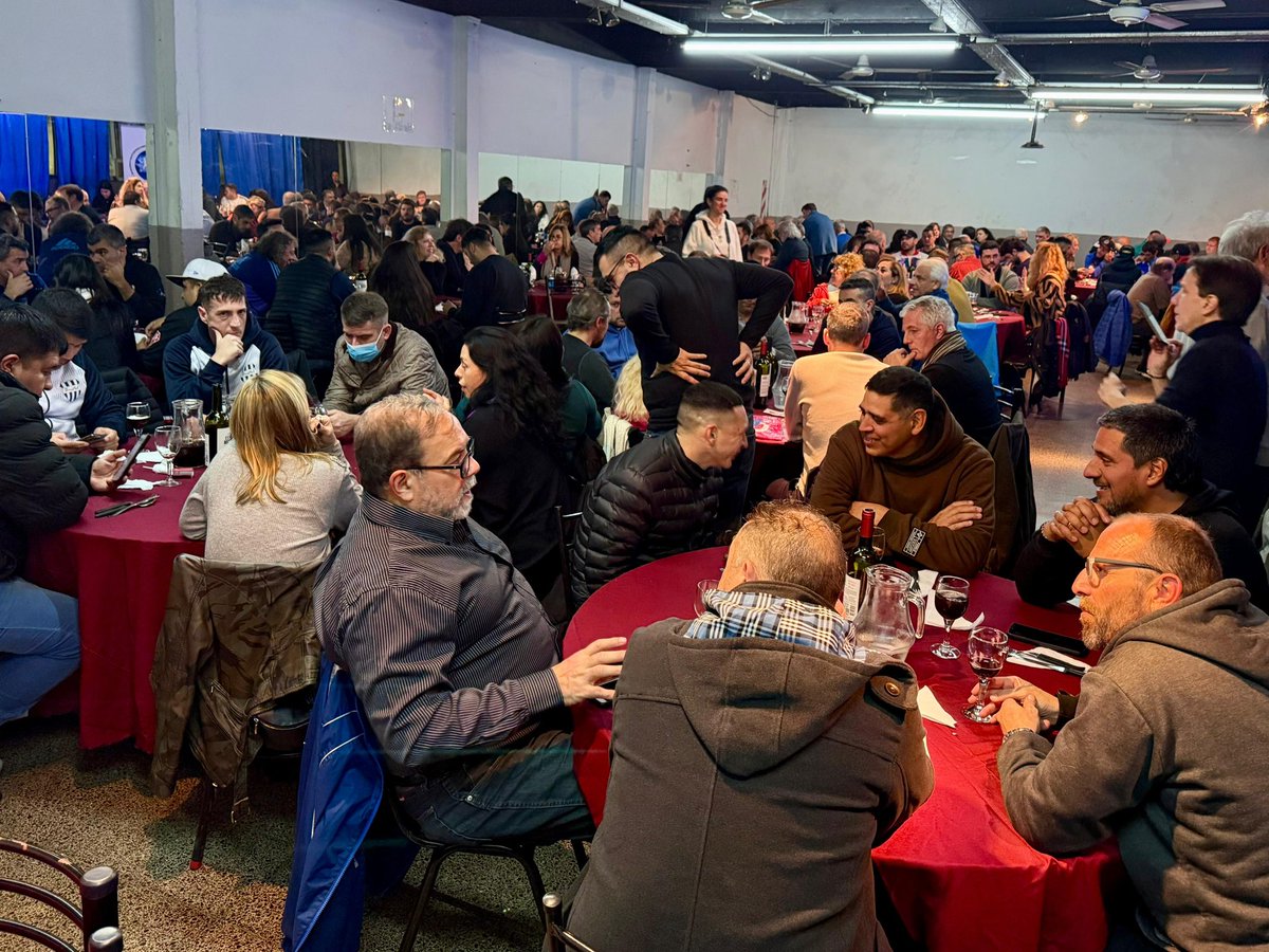 Arrancamos este día de la patria compartiendo la cena de camaradería de los clubes de barrio. 

La tarea conjunta de las federaciones es un ejemplo de unidad para enfrentar esta nueva ola de neoliberalismo. Los clubes son el corazón de cada barrio, un lugar de encuentro,