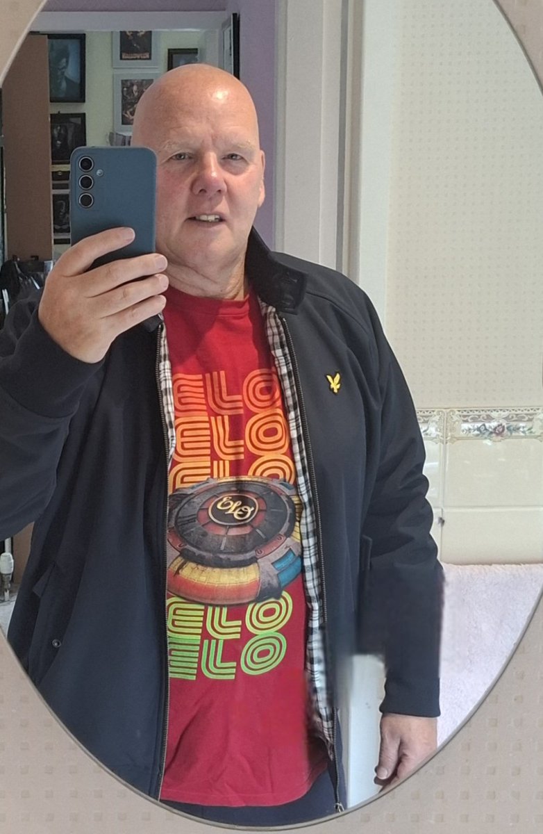 It's the red t-shirt for the ELO concert tonight 💡😁👍