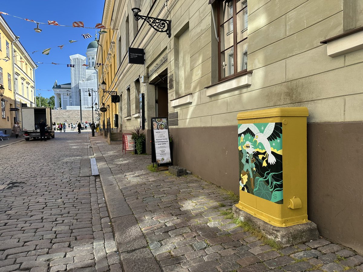 Watch out for your #IceCream! 🍦🦅Modern #StreetArt in the very heart of #Helsinki at Sofiankatu. Clever and trendy pastiche of Akseli Gallen-Kallela’s #Kalevala painting Sammon ryöstö.

#JäätelönRyöstö painted by Iiva Vilvas. #VisitHelsinki
