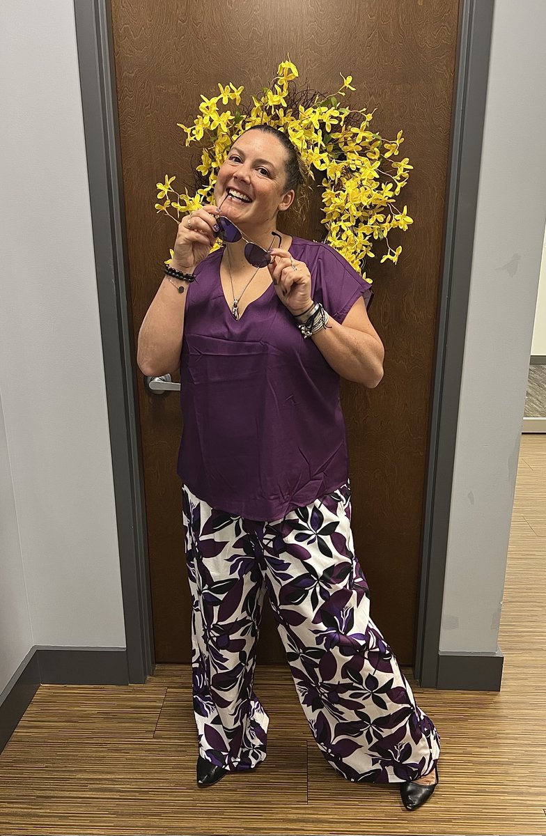 ProstatisFinan1's tweet image. Your financial plan should be like your wardrobe—tailored, timeless, &amp;amp; built to fit your lifestyle. 👗👔 Celebrating #FashionDay with some of our sharpest-dressed team members here at #ProstatisFinancial. Confidence starts with the right outfit and financial strategy. 💛💚