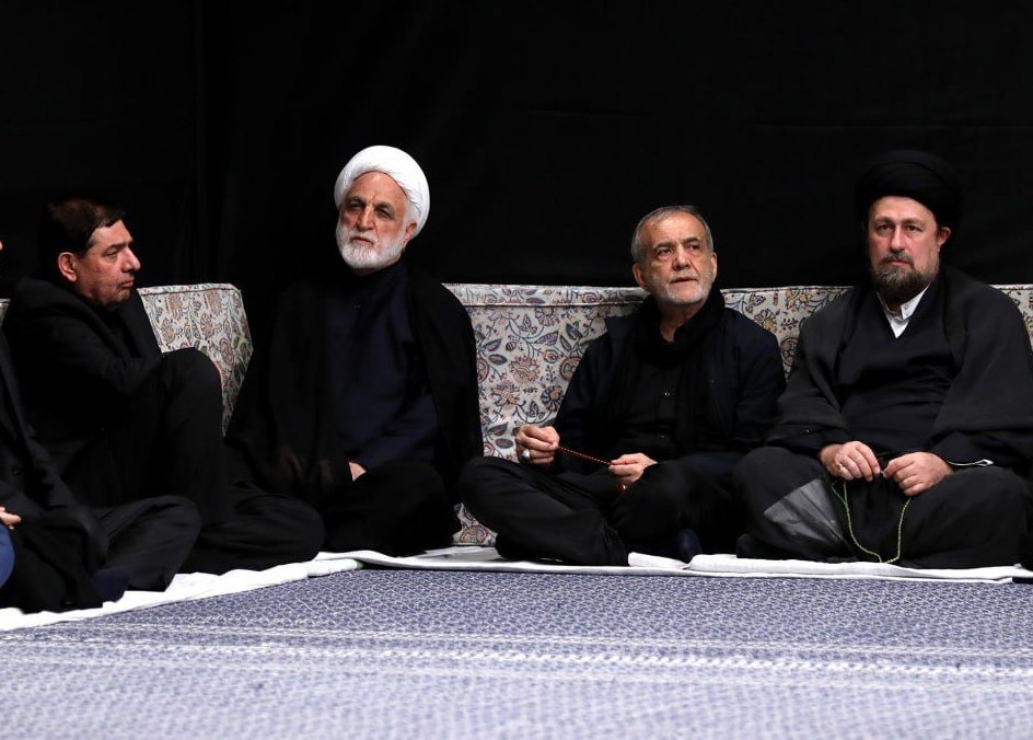 parsookhte's tweet image. پزشکیان: ممکنه ازون گوشه موشهها ریزپرنده بیاد؟
مخبر: این عمامهش سفیده تو سیاهی راحت دیتکت میکنه همهمونو بگا میده
اژهای: دیچی؟
خمینی: زل بزنید روبرو اوپراتور فکر کنه قبلا مردیم