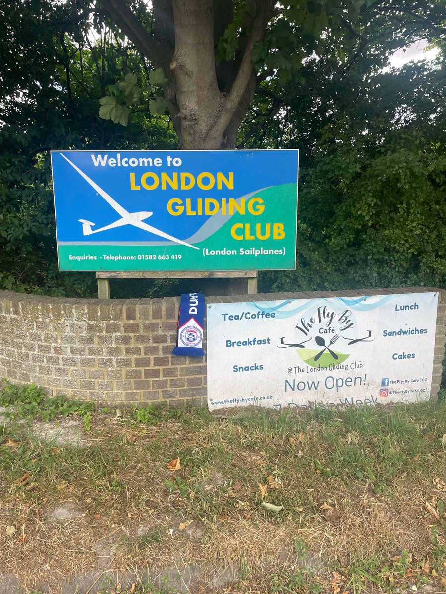 🧣The next stop on the tour was the Fly by Cafe within the gliding club.

Excellent food and service from the team as always.

DTFC Blue Card holders get 10% off orders so it’s a good time become an owner.

dunstabletownfc.co.uk/ownership

#towntogether #youareenough #scarfontour