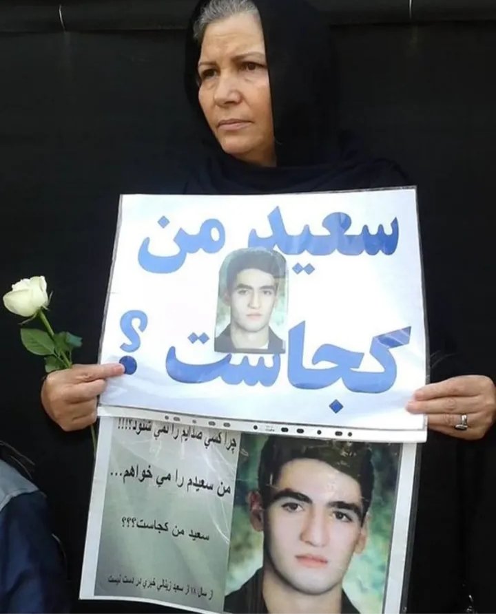 kosareftekharii's tweet image. ۲۶ سال از فاجعهی هولناک کوی دانشگاه میگذرد... اما هنوز، مادری هر شب با عکس جگرگوشهاش میخوابد و هر صبح با غم بیخبری بیدار میشود. سکوت میشنوی و مادری را میبینی که زیر بار این داغ سنگین، پیر میشود.
مادری که بهجای بوسیدن روی ماه پسرش، قاب عکسش را میبوسد.
داغ سعید زینالی…