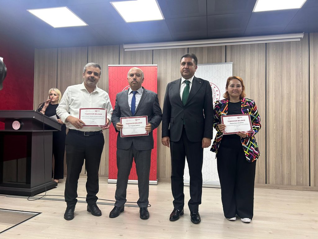 TokiTasoluk's tweet photo. Okul Portfolyo Projesinde ilkokullar arasında okulumuz İlçe 1. si oldu! 🥇
Bu anlamlı başarıdan dolayı İl Millî Eğitim Müdürümüz Sayın Murat Mücahit Yentür Okul Müdürümüz Cevdet Horuz’a teşekkür belgesi takdim etti.
Birlikte daha başarılara✨
@ARNAVUTKOYMEM https://t.co/njbUPTKyyh