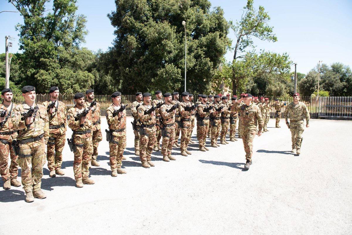 Il Gen. #Portolano, accolto dal Gen. C.A. Mennitti, Comandante Unità Mobili e Specializzate dei #Carabinieri, ha visitato la 2ª Brigata Mobile, impegnata in una esercitazione di Difesa Integrata del Territorio a San Piero a Grado
#ForzeArmate🇮🇹
#UnaForzaperilPaese