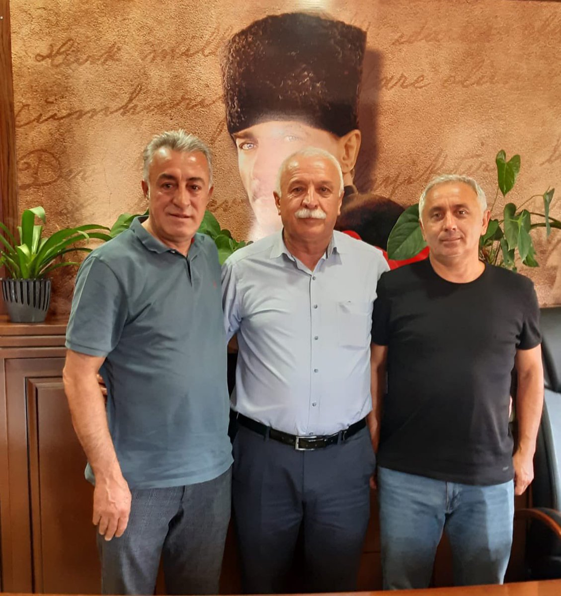 TUNCELİ TİCARET VE SANAYİ ODASI (@tuncelitso) on Twitter photo 📍 Hozat Belediyesi
Yönetim Kurulu Başkanımız <a href="/hasanmurats/">Hasan Hüseyin COŞKUN</a> ve Meclis Üyemiz Erdal Korkmaz; Hozat Belediye Başkanı Sayın Aydın Kaya’ya nezaket ziyaretinde bulundu.
Nazik ev sahipliğinden dolayı Sayın Kaya’ya Odamız Meclis ve Yönetim Kurulu adına teşekkür ederiz. 📍 Hozat Belediyesi
Yönetim Kurulu Başkanımız <a href="/hasanmurats/">Hasan Hüseyin COŞKUN</a> ve Meclis Üyemiz Erdal Korkmaz; Hozat Belediye Başkanı Sayın Aydın Kaya’ya nezaket ziyaretinde bulundu.
Nazik ev sahipliğinden dolayı Sayın Kaya’ya Odamız Meclis ve Yönetim Kurulu adına teşekkür ederiz.
