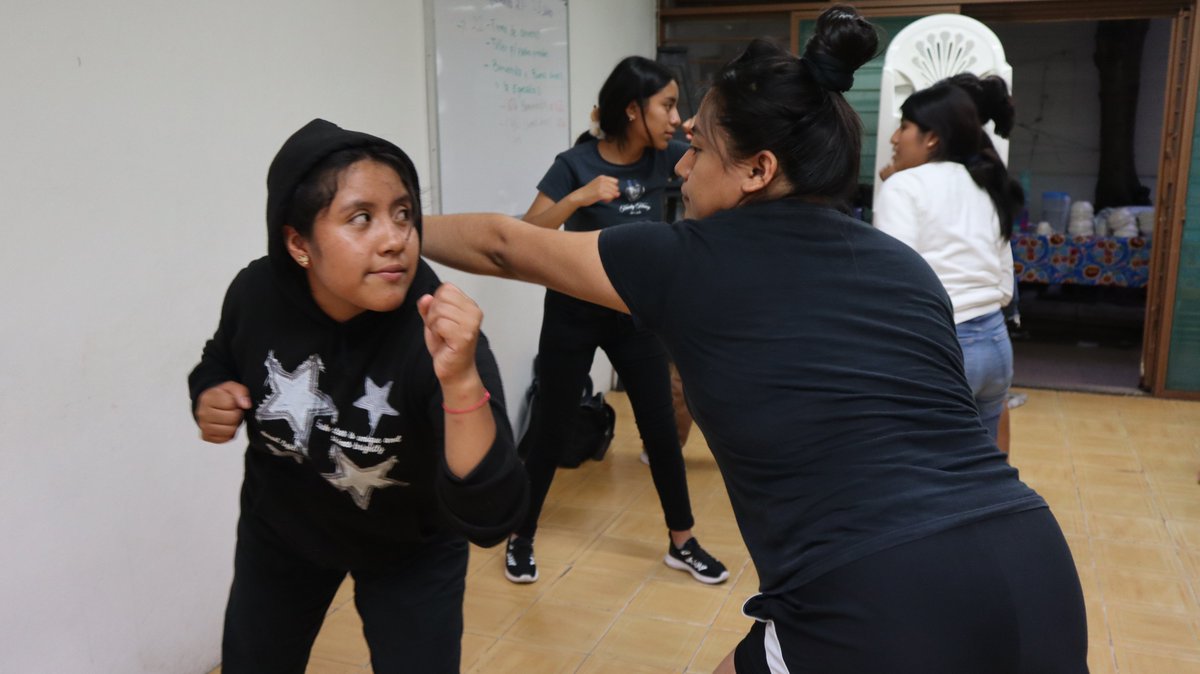 Durante las capacitaciones de julio, las becarias participaron en un taller de box 🧤 enfocado en brindar tácticas de defensa personal útiles para la vida cotidiana, fortaleciendo su confianza y autoestima. ✨
Gracias Felipe por facilitar este espacio tan valioso. 🙌💜