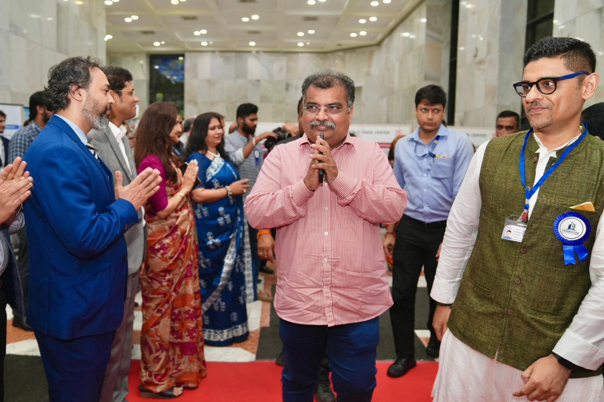 RaviDadaChavan's tweet image. &apos;फेडरेशन ऑफ कफ परेड&apos;च्या वतीने आयोजित सन्मान आणि गौरव सोहळा आज संपन्न झाला!

राज्याच्या उत्कर्षासाठी उल्लेखनीय योगदान दिलेले महाराष्ट्र विधानसभेचे अध्यक्ष आमदार ॲड. राहुल नार्वेकर यांना आदरणीय मुख्यमंत्री मा. देवेंद्र फडणवीस यांच्या शुभहस्ते सन्मानित करण्यात आले.

हा सोहळा फक्त…