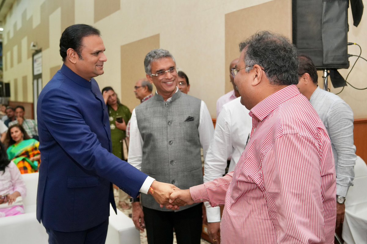 RaviDadaChavan's tweet image. &apos;फेडरेशन ऑफ कफ परेड&apos;च्या वतीने आयोजित सन्मान आणि गौरव सोहळा आज संपन्न झाला!

राज्याच्या उत्कर्षासाठी उल्लेखनीय योगदान दिलेले महाराष्ट्र विधानसभेचे अध्यक्ष आमदार ॲड. राहुल नार्वेकर यांना आदरणीय मुख्यमंत्री मा. देवेंद्र फडणवीस यांच्या शुभहस्ते सन्मानित करण्यात आले.

हा सोहळा फक्त…