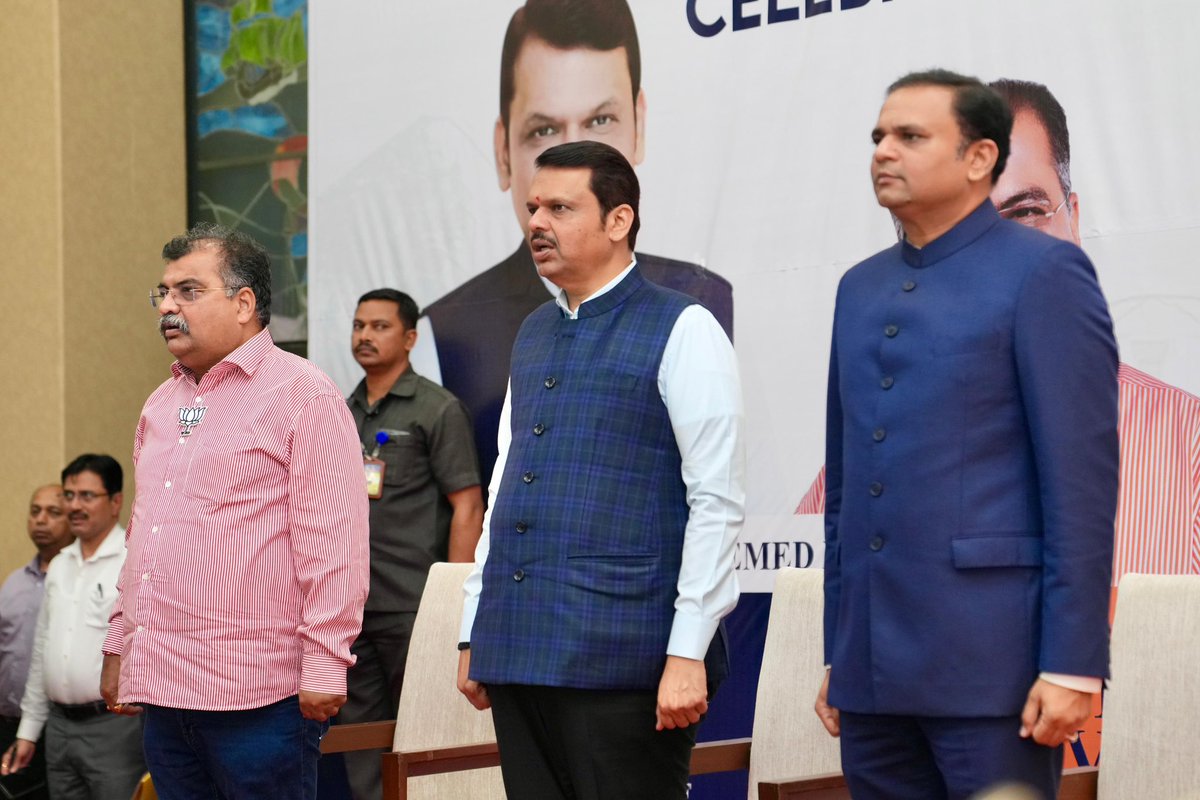 RaviDadaChavan's tweet image. &apos;फेडरेशन ऑफ कफ परेड&apos;च्या वतीने आयोजित सन्मान आणि गौरव सोहळा आज संपन्न झाला!

राज्याच्या उत्कर्षासाठी उल्लेखनीय योगदान दिलेले महाराष्ट्र विधानसभेचे अध्यक्ष आमदार ॲड. राहुल नार्वेकर यांना आदरणीय मुख्यमंत्री मा. देवेंद्र फडणवीस यांच्या शुभहस्ते सन्मानित करण्यात आले.

हा सोहळा फक्त…