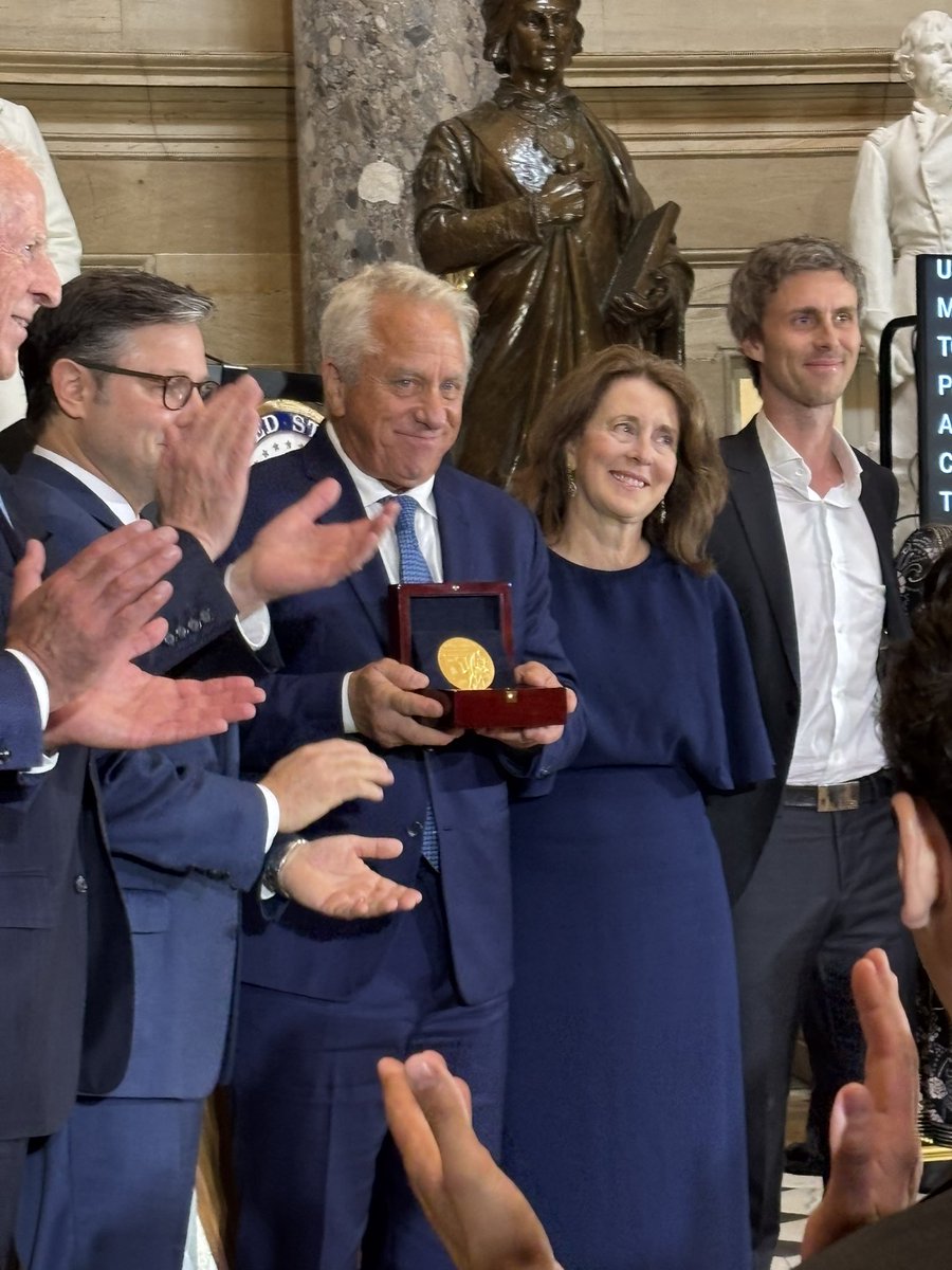 amyewalter's tweet image. America’s greatest male cyclist and a true class act. Greg LeMond awarded Congressional Gold Medal in US Capitol. So well deserved!! And on a time trial day for @LeTour !