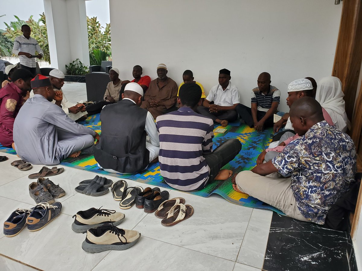 Deuxième jr après la mort d la mère biologique d l'hon <a href="/SalomonKalonda/">Salomon SK Della</a>,Bi #Aziza, ls musulmans d la ville d Kindu se sont rassemblés dans la villa d Sénateur pr accomplir le "Tawasuul"(prière d pardon),conformément à leurs tradit°s. C7 prière a été dirigée par le Sheikh Shabani.