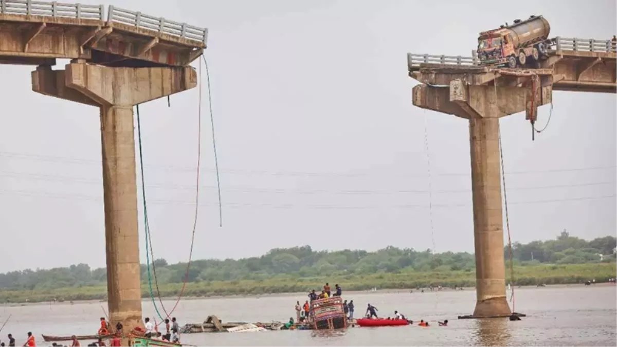 WorldFormatNews's tweet photo. #Gujarat #Bridge #Collapse: डोदरा-आणंद को जोड़ने वाला ब्रिज टूटा, 13 की मौत; नदी में गि��ी सात गाड़ियां https://t.co/RvLOuvV2vF