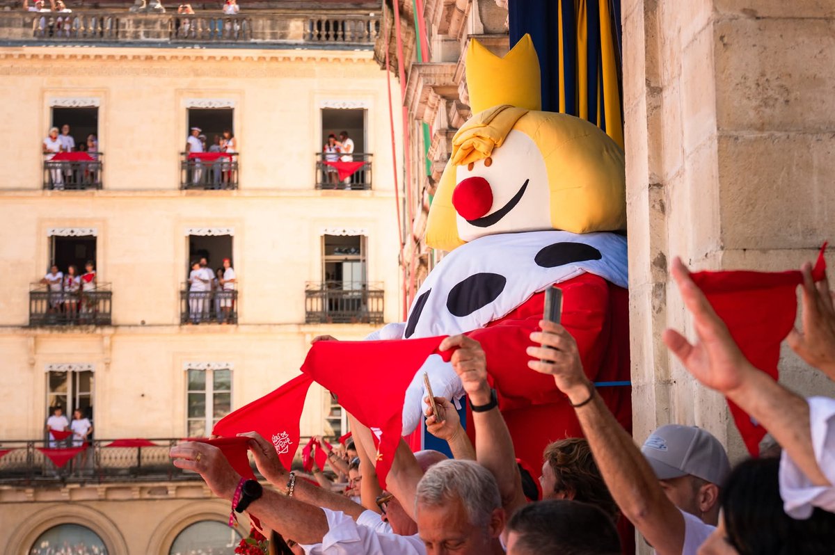 🔻 Les <a href="/Fetes_Bayonne/">Fêtes de Bayonne</a> 2025 sont officiellement ouvertes !
Peu avant que Léon, le Roi des Fêtes de Bayonne, ne fasse son apparition au balcon de l'Hôtel de la Ville, c'est à Joël Doyhambour, Camille Lou et les joueurs de l'Aviron Bayonnais Rugby Arthur Iturria, Camille Lopez &amp;