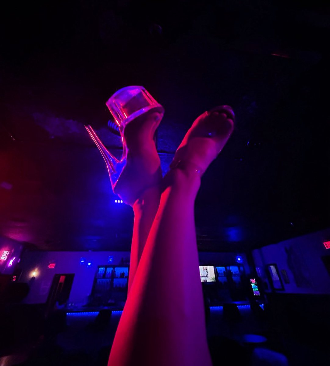 theoffice2800's tweet photo. It’s not a meeting, it’s a performance review. 🍸 Let’s talk productivity, champagne, and pole tricks. 🕒 Doors open 3pm–2am #TheOfficeGentlemensClub #WednesdayWorkflow #LincolnNightlife https://t.co/pjv4rEXHVQ