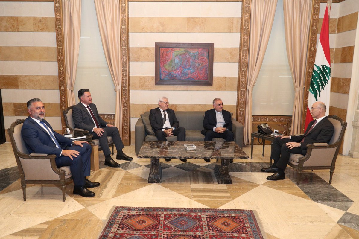 استقبل وزير الداخلية والبلديات أحمد الحجار في مكتبه، وفداً من جامعة سيدة اللويزة (NDU) برئاسة رئيس الجامعة الأب بشارة الخوري. وتم خلال اللقاء البحث في سبل تعزيز التعاون بين الوزارة والجامعة، لاسيما في المجالات الأكاديمية والتدريبية، بما يسهم في دعم وتطوير العمل المؤسساتي