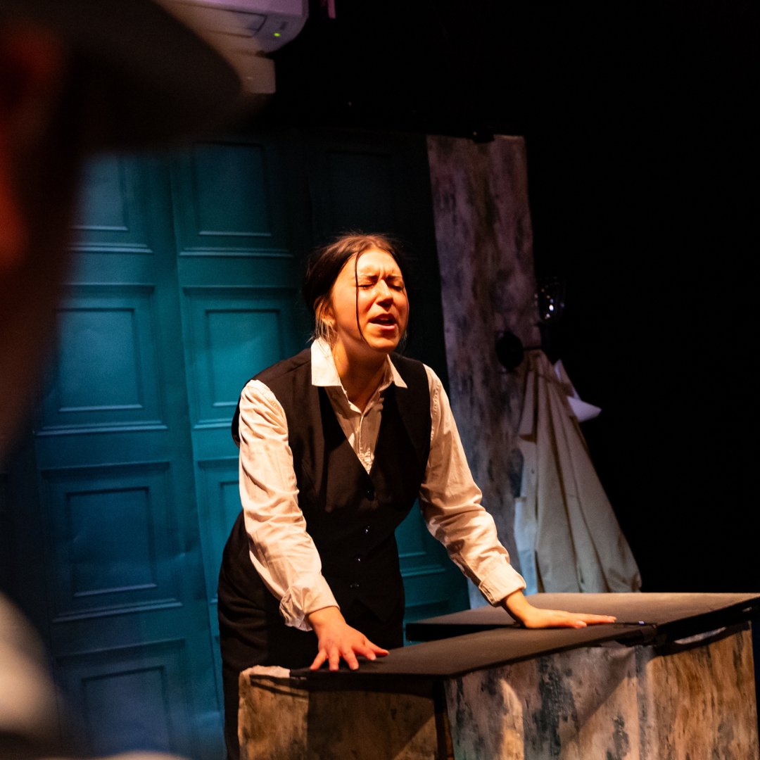 Introducing another of the cast of THE UNKILLABLE MIKE MALLOY, on now until 26 Jul.

Stefani Ariza plays Toni Marino and others.

🎟 Grab your tickets now:
thebridgehousetheatre.co.uk/shows/the-unki…

Production shots © Cam Harle