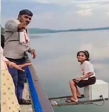 WorldFormatNews's tweet photo. बेटी कांप रही थी...नदी की गहराई से डर रही थी... कहती रही "पापा मैं गिर ज���ऊंगी"   लेकिन रील के लिए भरतपुर के बरेठा बांध पर एक पिता ने बेटी की जान-खतरे में डाल दिया।  बच्ची को रेलिंग से उतार कर माँ बाप ने गेज बॉक्स पर ज़बरदस्ती बैठाया, नीचे 25 फिट का गहरा पानी था। https://t.co/FzKP7kjsyG