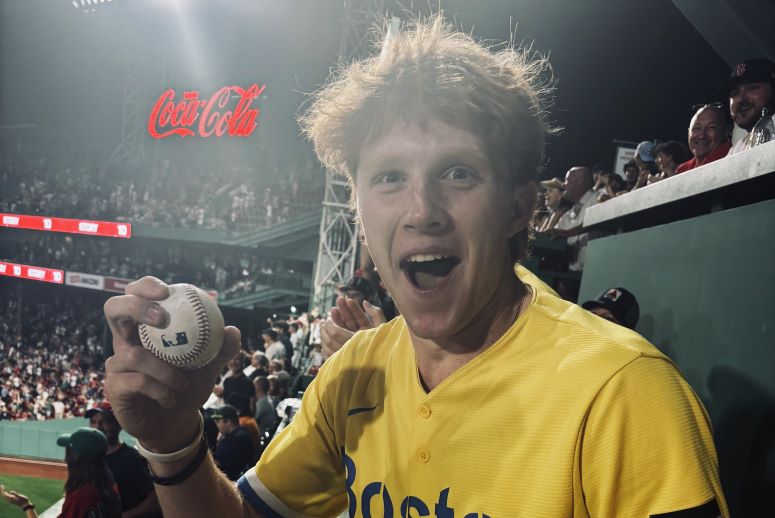 MONSTER MEMORY!

▶️Andover High alum Ryan Jaillet makes highlight-reel catch on Sox HR ball

baseballjournal.com/fenway-memory-…
